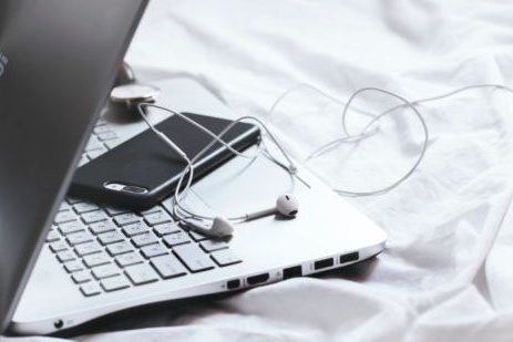 christopher-ivanov-ojpmOouUeAM-unsplash laptop and cell phone with headphones
