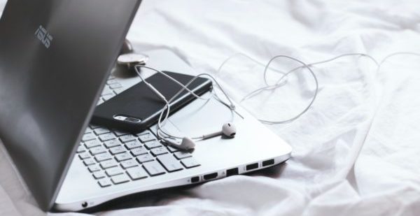 christopher-ivanov-ojpmOouUeAM-unsplash laptop and cell phone with headphones